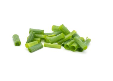 Beyaz arka plan üzerinde izole Closeup doğranmış taze yaprak yeşil soğan .