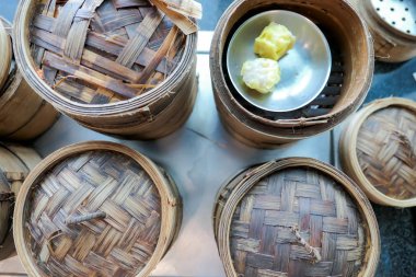 Dim sum bambu sepet konteyner Çin yemeği restoranda .