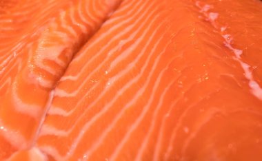 Taze kırmızı somon fileto desen kadar kapatın .