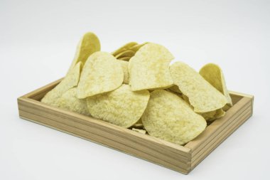 Kızarmış sarı patates cipsi içinde izole kırpma yolu ile dosyasının beyaz arka plan üzerinde ahşap tepsi .