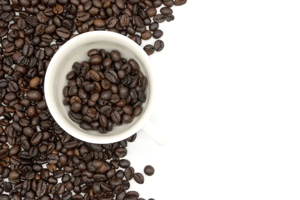 Ovanifrån Närbild Kaffekopp Fylld Med Rostade Kaffebönor Rostade Kaffebönor Isolerad — Stockfoto