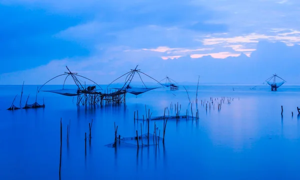 Paysage Piège Poissons Dans Lac Matin Fond Bleu Ciel — Photo