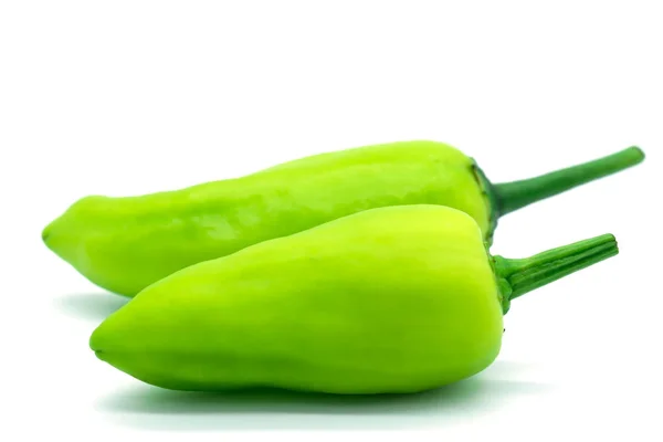 Groene Chilipeper Geïsoleerd Een Witte Achtergrond Closeup — Stockfoto