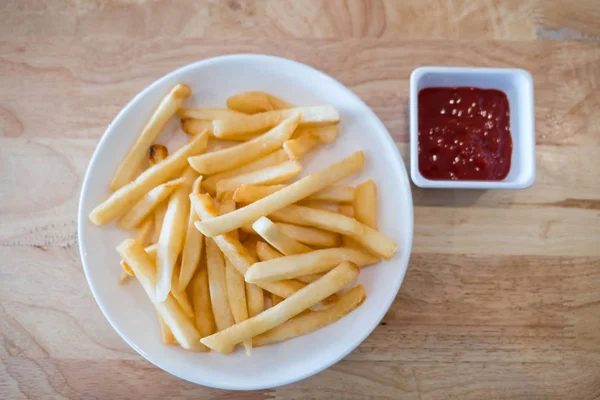 Frytki Biały Talerz Ketchup Drewnianym Stole — Zdjęcie stockowe