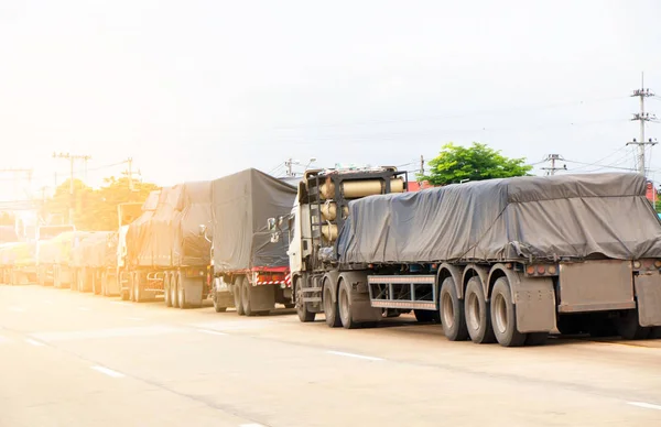 yolda lojistik kargo kamyon ithalat ihracat iş ve endüstriyel kamyonlar . 