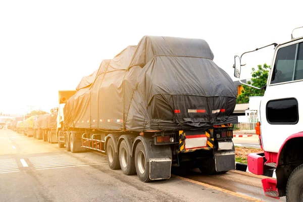 yolda lojistik kargo kamyon ithalat ihracat iş ve endüstriyel kamyonlar . 