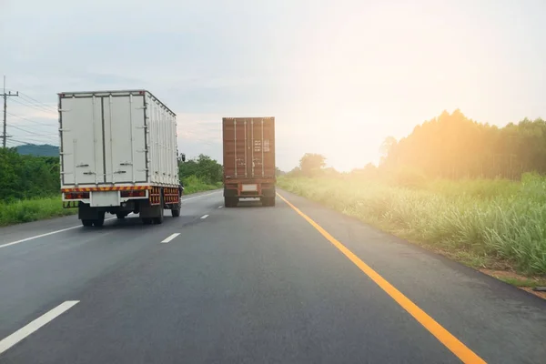 Konteyner kamyon lojistik kargo kamyon yolda .