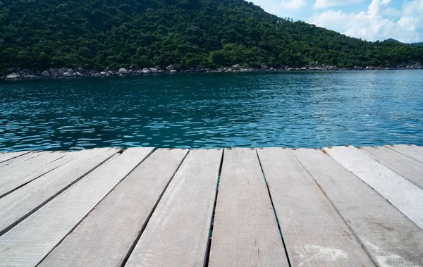 mavi deniz arka plan boş ahşap Resepsiyon ve yaz. Metin ve resim için boş alan.