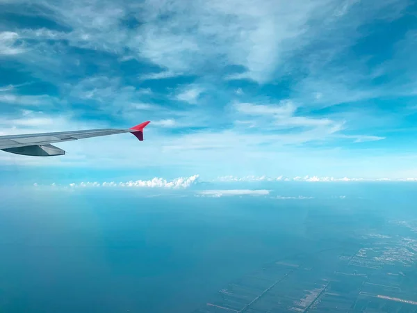 Vista Desde Ventana Del Avión Volando Cielo Las Nubes —  Fotos de Stock