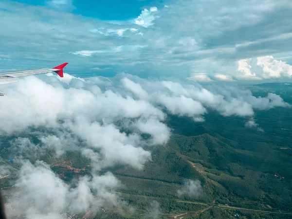 Vista Desde Ventana Del Avión Volando Cielo Las Nubes —  Fotos de Stock