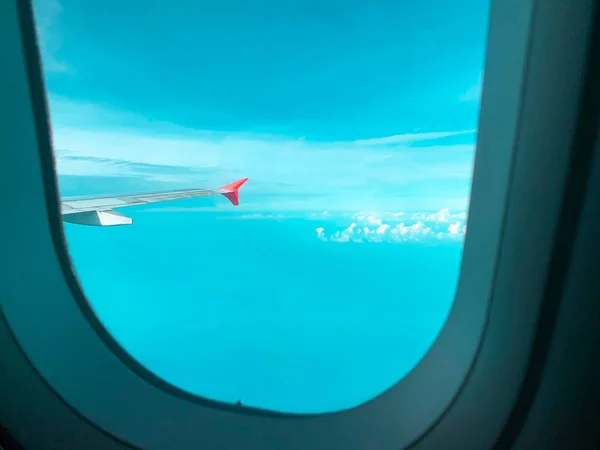 Θέα Από Παράθυρο Αεροπλάνου Πετώντας Στον Ουρανό Και Σύννεφα — Φωτογραφία Αρχείου