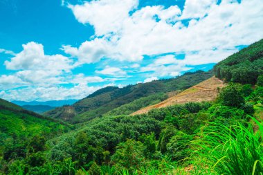 güzel kırsal dağlar ve zemin, bulut ve mavi gökyüzü arka plan manzara . 