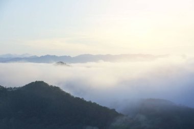 manzara, sis ve bulut vadisi, sabah sisi, güneş doğuyor .