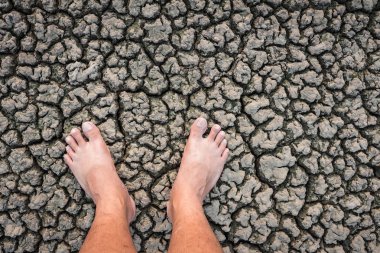 Kuru kil arazi ayak