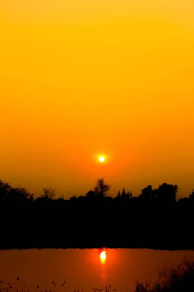Ανατολή του ηλίου με τα φωτεινά χρώματα στα σύννεφα, έννοια για νωρίς το πρωί ξυπνήσει — Φωτογραφία Αρχείου
