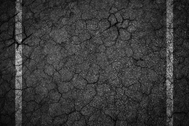 Eski çatlamak asfalt yol ile beyaz çizgiler