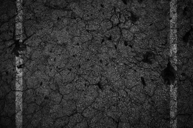 Eski çatlamak asfalt yol ile beyaz çizgiler