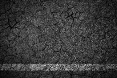 Eski çatlamak asfalt yol ile beyaz çizgiler