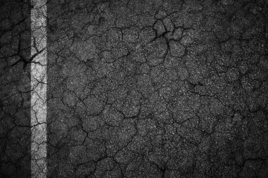 Eski çatlamak asfalt yol ile beyaz çizgiler