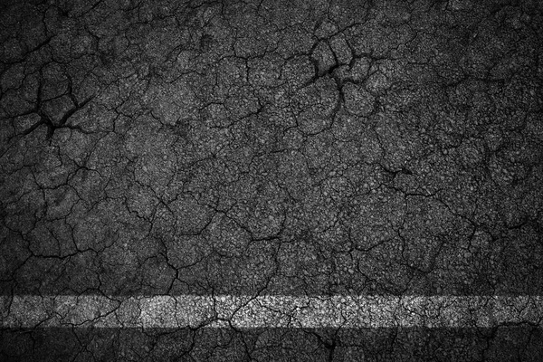 Oude spleet asfaltweg met witte lijnen — Stockfoto