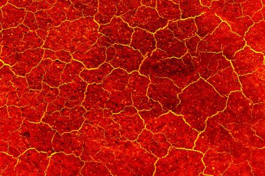 Yanardağ patlamasından sonra kırmızı ısı zemini çatlatmış.