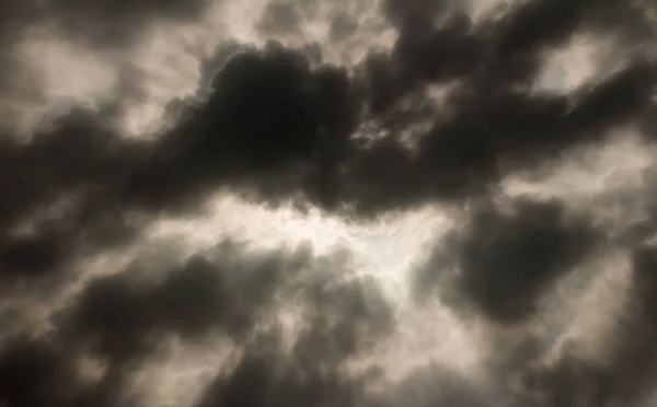 Sötét szürke drámai ég nagy felhő — Stock Fotó