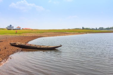 Nehri üzerinde ahşap tekne ile güzel manzara