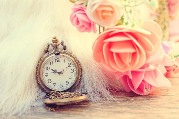 Reloj de bolsillo vintage con ramo de rosas — Foto de Stock