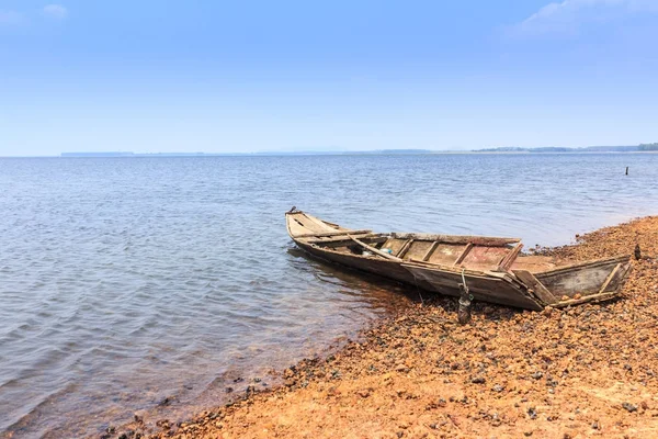 川沿いの木造船と美しい風景 — ストック写真