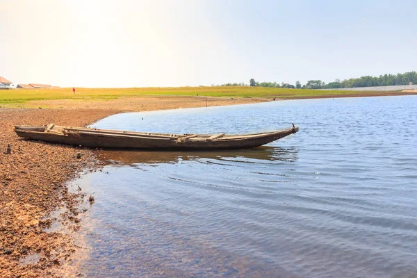 川沿いの木造船と美しい風景 — ストック写真