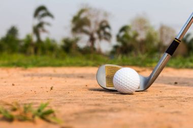 Golf topu ile kum tuzağına