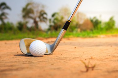 Golf topu ile kum tuzağına