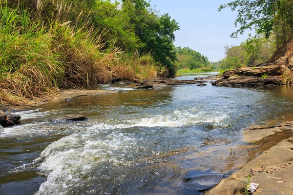 Cascada selva tropical río Asia — Foto de Stock