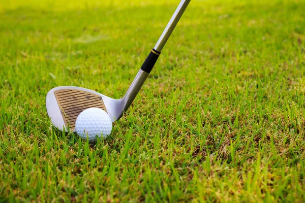 Clube de golfe e bola na grama — Fotografia de Stock