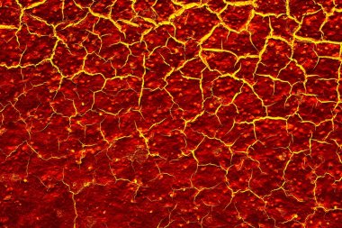 Yanardağ patlamasından sonra kırmızı ısı zemini çatlatmış.