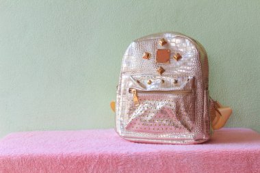 Masanın üzerine pembe deri çanta