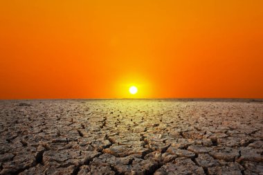 Golden sunset adlı bir çöl. Kuru ve susamış toprak.