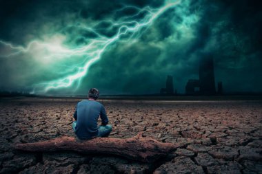 Soyut kırık kara kuru zemin ahşap üzerinde oturan adam. Şimşek fırtınası ile