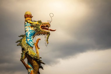 Eski ejderha heykeli ayağı üzerinde