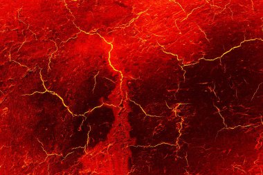 Yanardağ patlamasından sonra kırmızı ısı zemini çatlatmış.