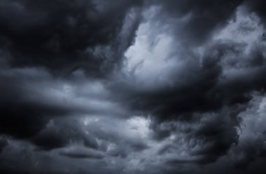 Bulutlu fırtınalı siyah beyaz dramatik gökyüzü arka plan