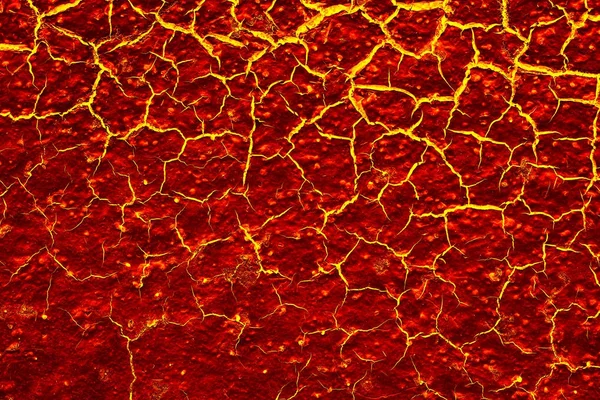 Yanardağ patlamasından sonra kırmızı ısı zemini çatlatmış.