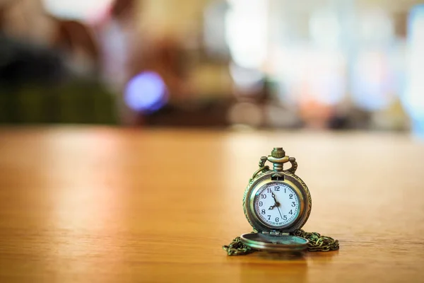 Reloj de bolsillo vintage en madera grunge registro —  Fotos de Stock