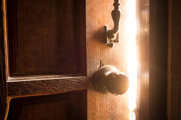 açık kapı ışık kavramı