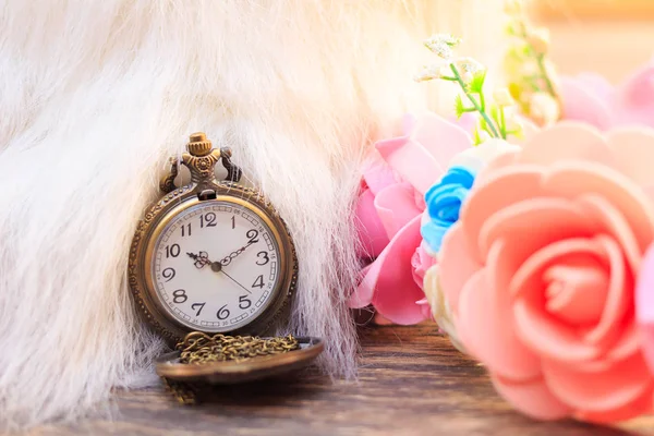 Reloj de bolsillo vintage con ramo de rosas — Foto de Stock