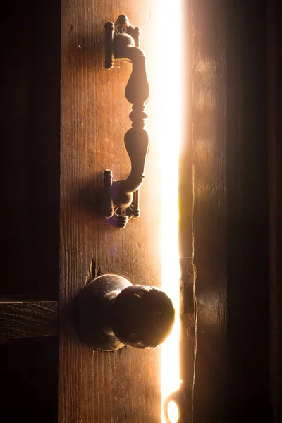 문을 열고 빛 개념 — 스톡 사진