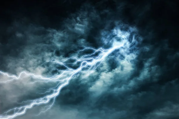 Fulmini durante una tempesta elettrica — Foto Stock