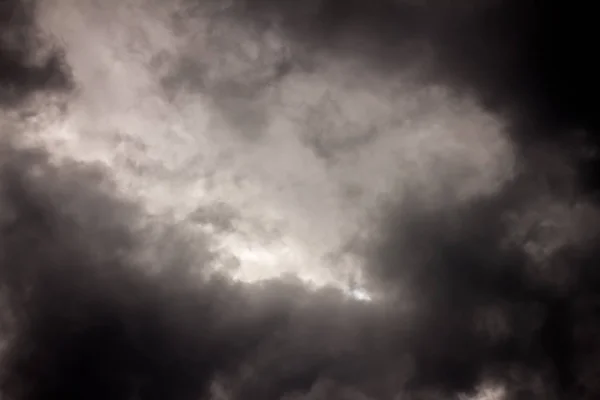 Μαύρα σύννεφα - μεγάλη φουρτούνα — Φωτογραφία Αρχείου