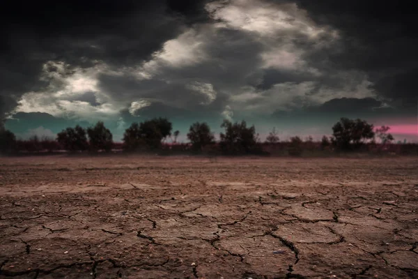 Půdy na suché zemi popraskané se bouře. — Stock fotografie