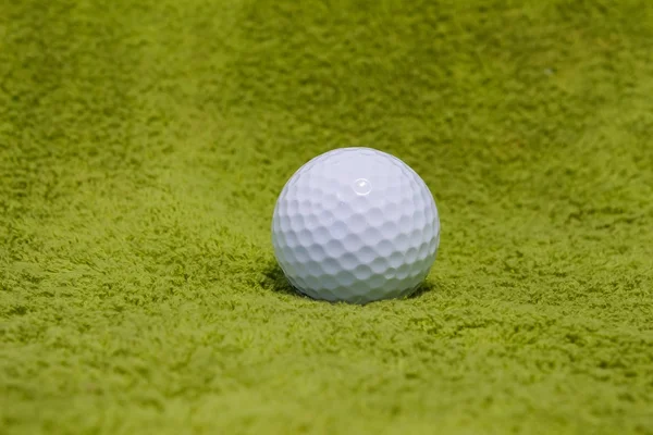 Çimlerin üzerinde golf topu — Stok fotoğraf